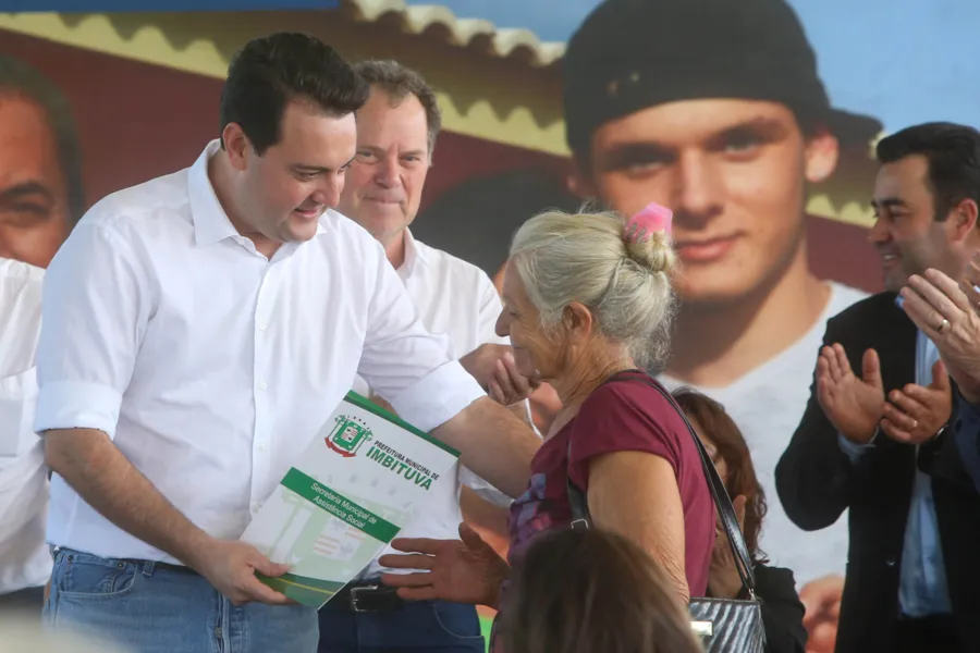 O governador Carlos Massa Ratinho Junior entregou nesta quinta-feira (23) os títulos de propriedade de 936 imóveis a famílias de Imbituva, na região Centro-Sul do Paraná. Os documentos, que reconhecem os moradores como legítimos proprietários de suas casas, foram entregues gratuitamente ao público beneficiado, formado majoritariamente por famílias em situação de vulnerabilidade social
