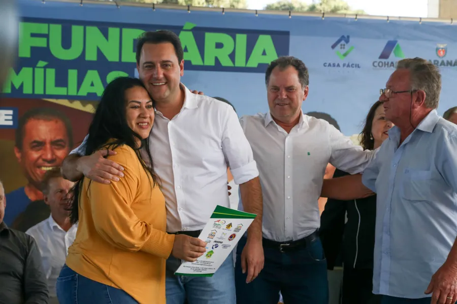 O governador Carlos Massa Ratinho Junior entregou nesta quinta-feira (23) os títulos de propriedade de 936 imóveis a famílias de Imbituva, na região Centro-Sul do Paraná. Os documentos, que reconhecem os moradores como legítimos proprietários de suas casas, foram entregues gratuitamente ao público beneficiado, formado majoritariamente por famílias em situação de vulnerabilidade social