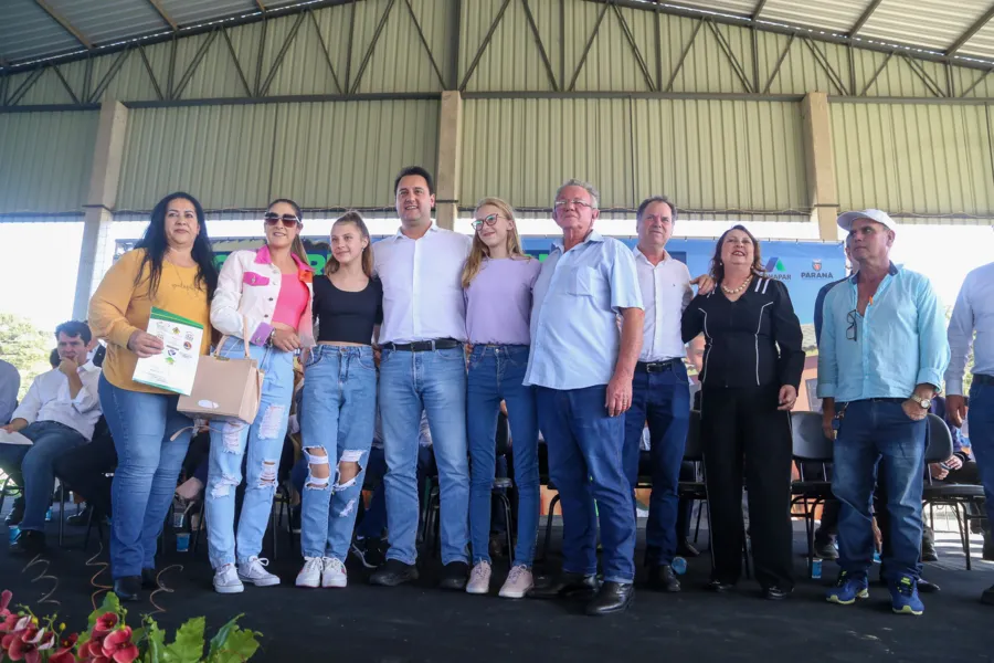O governador Carlos Massa Ratinho Junior entregou nesta quinta-feira (23) os títulos de propriedade de 936 imóveis a famílias de Imbituva, na região Centro-Sul do Paraná. Os documentos, que reconhecem os moradores como legítimos proprietários de suas casas, foram entregues gratuitamente ao público beneficiado, formado majoritariamente por famílias em situação de vulnerabilidade social