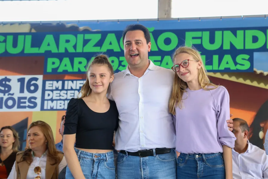 O governador Carlos Massa Ratinho Junior entregou nesta quinta-feira (23) os títulos de propriedade de 936 imóveis a famílias de Imbituva, na região Centro-Sul do Paraná. Os documentos, que reconhecem os moradores como legítimos proprietários de suas casas, foram entregues gratuitamente ao público beneficiado, formado majoritariamente por famílias em situação de vulnerabilidade social