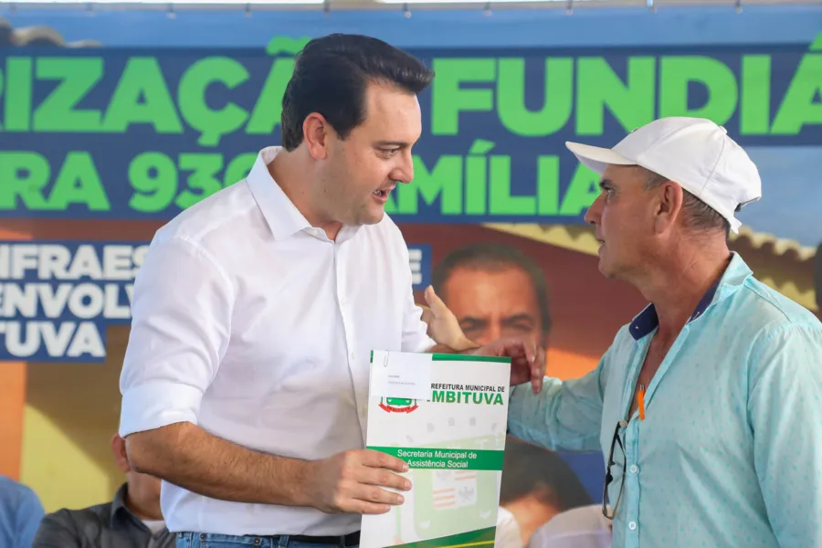 O governador Carlos Massa Ratinho Junior entregou nesta quinta-feira (23) os títulos de propriedade de 936 imóveis a famílias de Imbituva, na região Centro-Sul do Paraná. Os documentos, que reconhecem os moradores como legítimos proprietários de suas casas, foram entregues gratuitamente ao público beneficiado, formado majoritariamente por famílias em situação de vulnerabilidade social