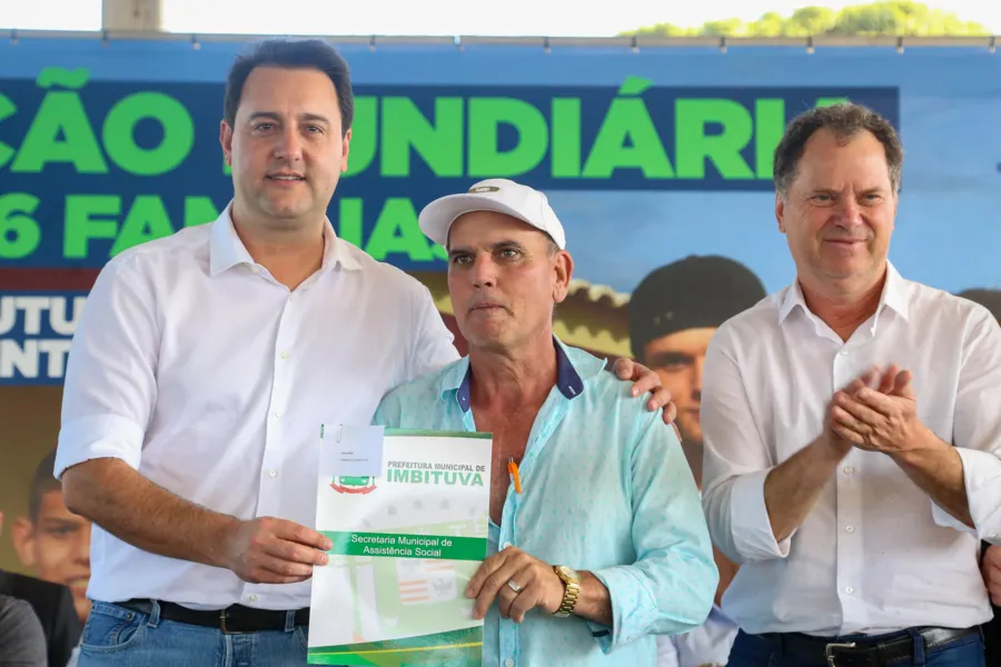 O governador Carlos Massa Ratinho Junior entregou nesta quinta-feira (23) os títulos de propriedade de 936 imóveis a famílias de Imbituva, na região Centro-Sul do Paraná. Os documentos, que reconhecem os moradores como legítimos proprietários de suas casas, foram entregues gratuitamente ao público beneficiado, formado majoritariamente por famílias em situação de vulnerabilidade social