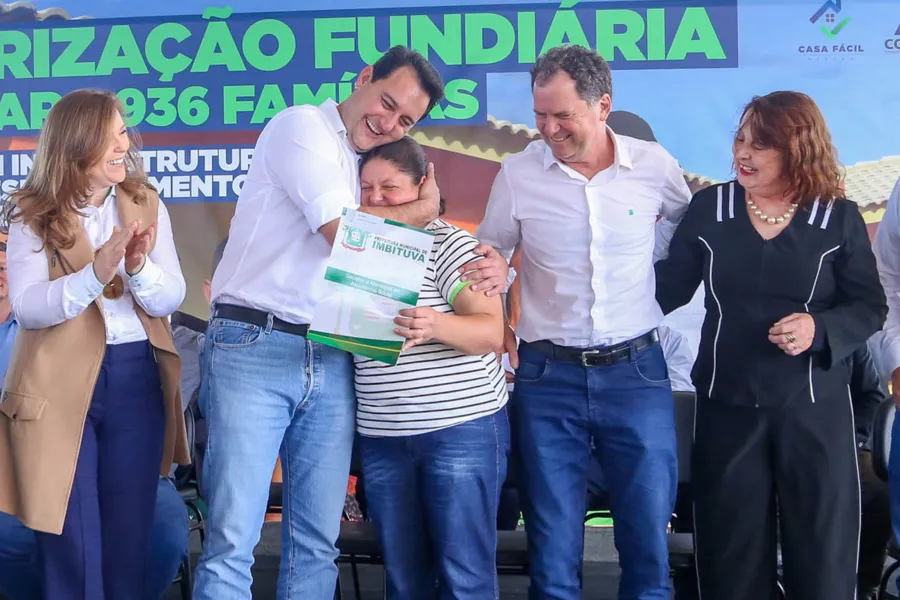 O governador Carlos Massa Ratinho Junior entregou nesta quinta-feira (23) os títulos de propriedade de 936 imóveis a famílias de Imbituva, na região Centro-Sul do Paraná. Os documentos, que reconhecem os moradores como legítimos proprietários de suas casas, foram entregues gratuitamente ao público beneficiado, formado majoritariamente por famílias em situação de vulnerabilidade social