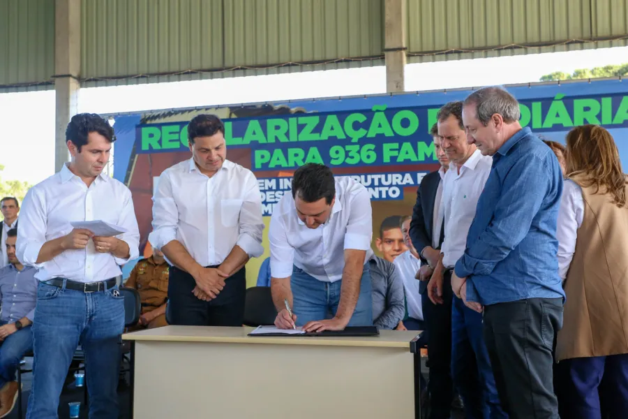O governador Carlos Massa Ratinho Junior entregou nesta quinta-feira (23) os títulos de propriedade de 936 imóveis a famílias de Imbituva, na região Centro-Sul do Paraná. Os documentos, que reconhecem os moradores como legítimos proprietários de suas casas, foram entregues gratuitamente ao público beneficiado, formado majoritariamente por famílias em situação de vulnerabilidade social
