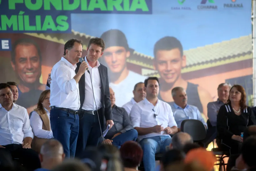 O governador Carlos Massa Ratinho Junior entregou nesta quinta-feira (23) os títulos de propriedade de 936 imóveis a famílias de Imbituva, na região Centro-Sul do Paraná. Os documentos, que reconhecem os moradores como legítimos proprietários de suas casas, foram entregues gratuitamente ao público beneficiado, formado majoritariamente por famílias em situação de vulnerabilidade social