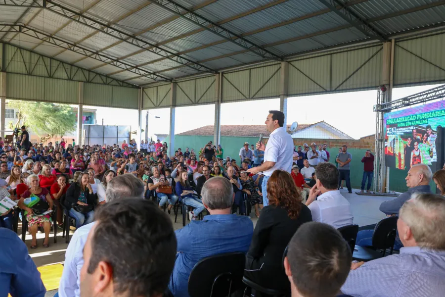 O governador Carlos Massa Ratinho Junior entregou nesta quinta-feira (23) os títulos de propriedade de 936 imóveis a famílias de Imbituva, na região Centro-Sul do Paraná. Os documentos, que reconhecem os moradores como legítimos proprietários de suas casas, foram entregues gratuitamente ao público beneficiado, formado majoritariamente por famílias em situação de vulnerabilidade social