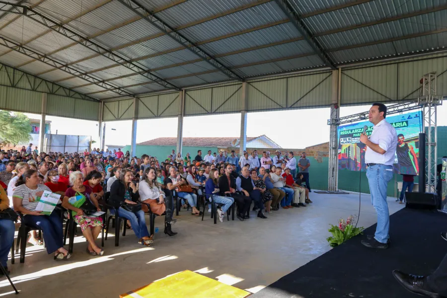 O governador Carlos Massa Ratinho Junior entregou nesta quinta-feira (23) os títulos de propriedade de 936 imóveis a famílias de Imbituva, na região Centro-Sul do Paraná. Os documentos, que reconhecem os moradores como legítimos proprietários de suas casas, foram entregues gratuitamente ao público beneficiado, formado majoritariamente por famílias em situação de vulnerabilidade social