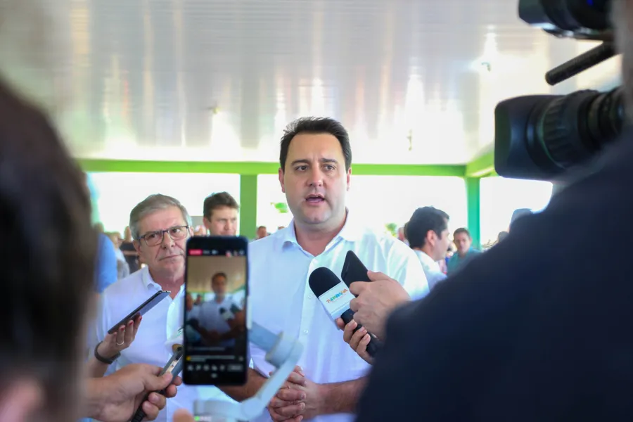 O governador Carlos Massa Ratinho Junior entregou nesta quinta-feira (23) os títulos de propriedade de 936 imóveis a famílias de Imbituva, na região Centro-Sul do Paraná. Os documentos, que reconhecem os moradores como legítimos proprietários de suas casas, foram entregues gratuitamente ao público beneficiado, formado majoritariamente por famílias em situação de vulnerabilidade social