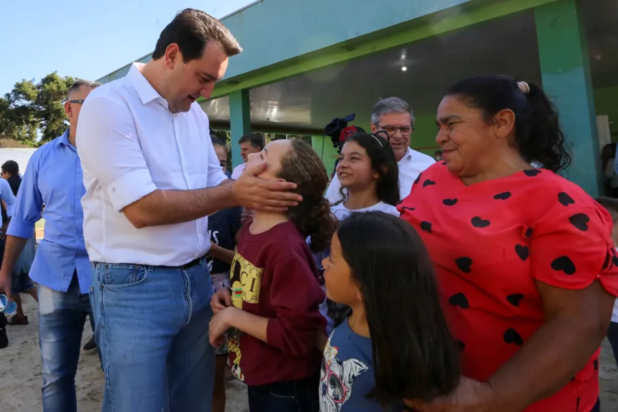 O governador Carlos Massa Ratinho Junior entregou nesta quinta-feira (23) os títulos de propriedade de 936 imóveis a famílias de Imbituva, na região Centro-Sul do Paraná. Os documentos, que reconhecem os moradores como legítimos proprietários de suas casas, foram entregues gratuitamente ao público beneficiado, formado majoritariamente por famílias em situação de vulnerabilidade social