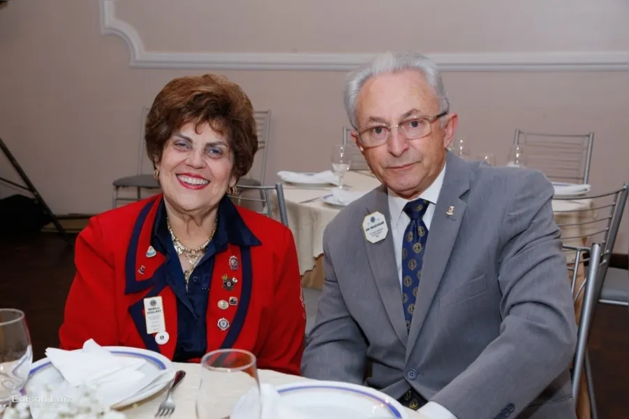 TROCA DE IDADE  - João Péricles Goulart a maior referência leonistica dos Campos Gerais, receberá as felicitações pela passagem de seu aniversário na próxima sexta-feira (24). No registro João Péricles e sua esposa Marilu Gasparetto Goulart. Da coluna RC os votos de alegrias e realizações.