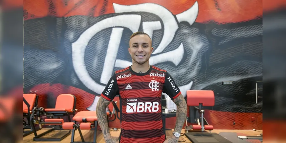 Atacante estava no Benfica e lateral segue para Universidad Católica