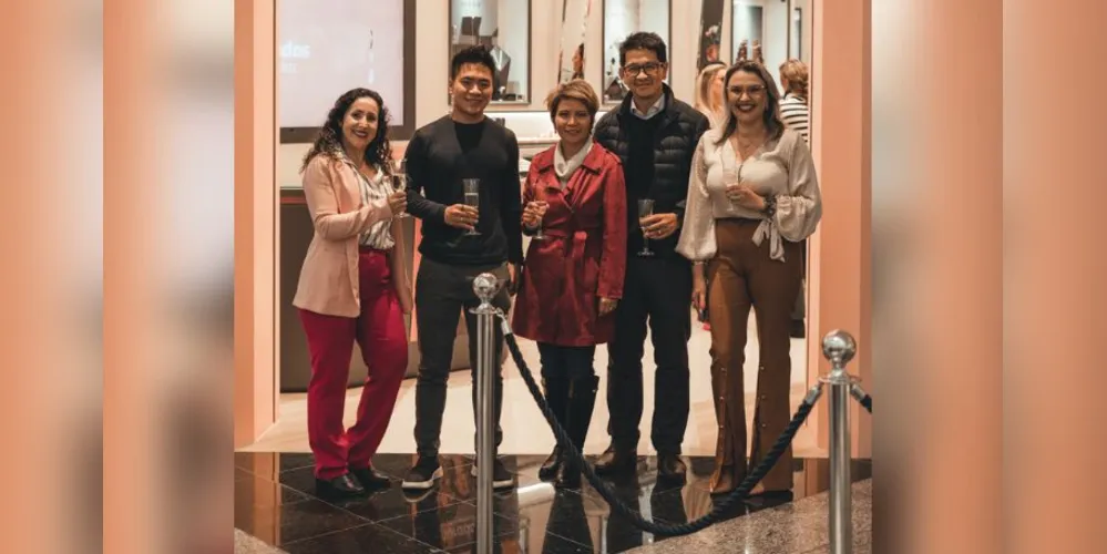 Sirlene Almeida, Nicolas Chee, Michelle Yan, Henrique Chee e Sara Amine