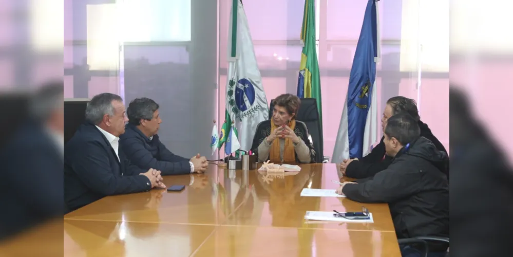 Reunião entre a Prefeita Elizabeth Schmidt, o vereador Paulo Balansin, o empresário Álvaro Goes e o secretário municipal de Indústria, Comércio e Qualificação Profissional, José Carlos Loureiro Neto.