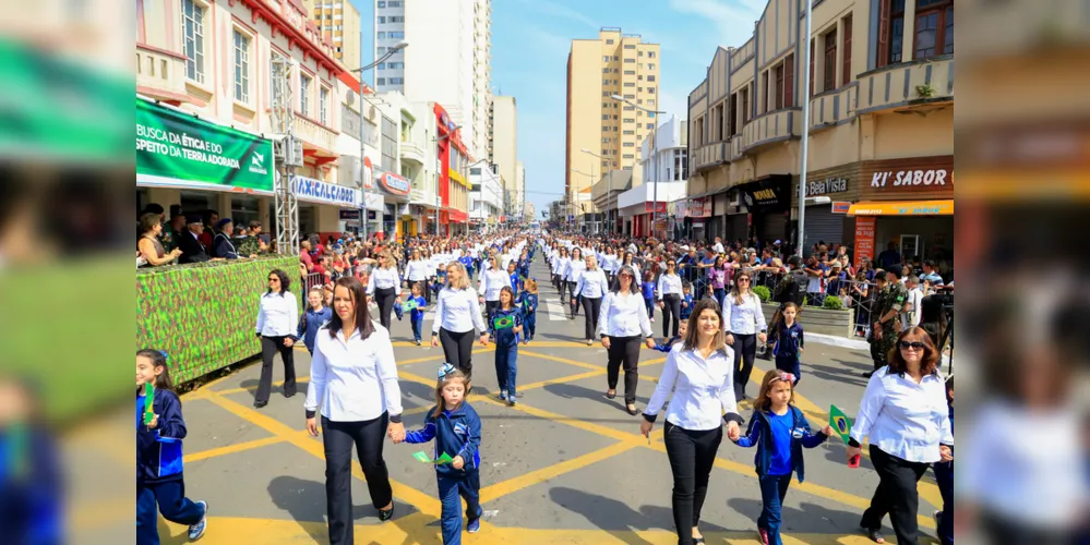 Desfiles voltam a acontecer após dois anos de pausa devido à pandemia.