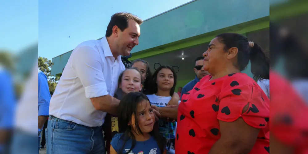 O governador Carlos Massa Ratinho Junior entregou nesta quinta-feira (23) os títulos de propriedade de 936 imóveis a famílias de Imbituva, na região Centro-Sul do Paraná. Os documentos, que reconhecem os moradores como legítimos proprietários de suas casas, foram entregues gratuitamente ao público beneficiado, formado majoritariamente por famílias em situação de vulnerabilidade social