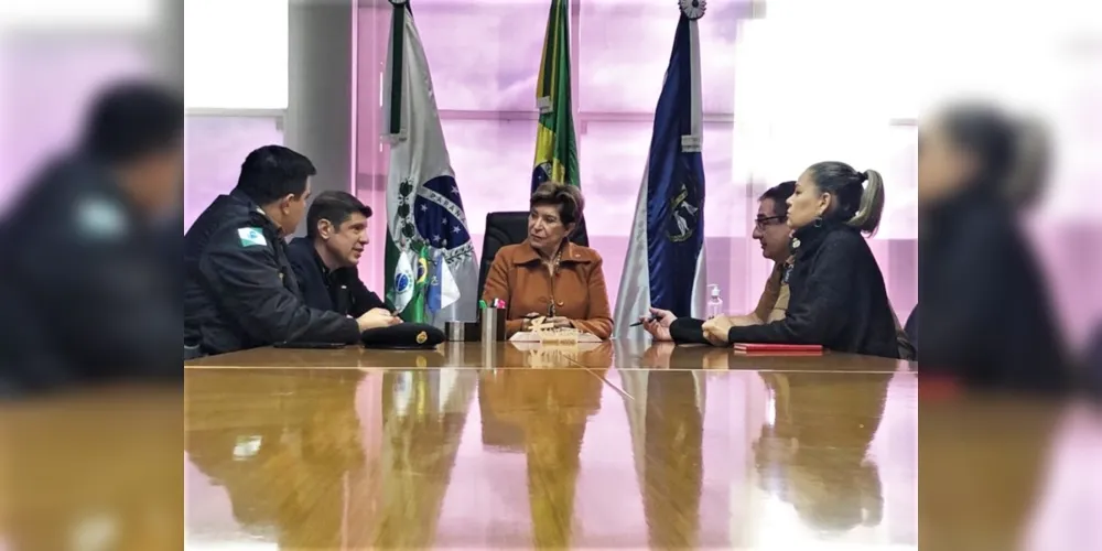 Elizabeth Schmidt se reuniu com lideranças para discutir sobre a saída ou não da sede da 1ª Companhia do local