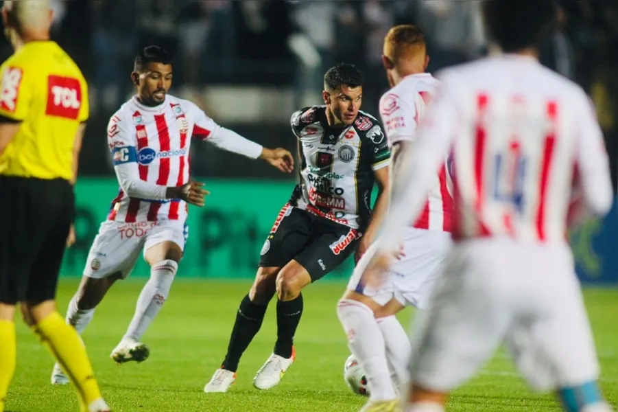Operário derrota o Náutico e respira no Brasileirão