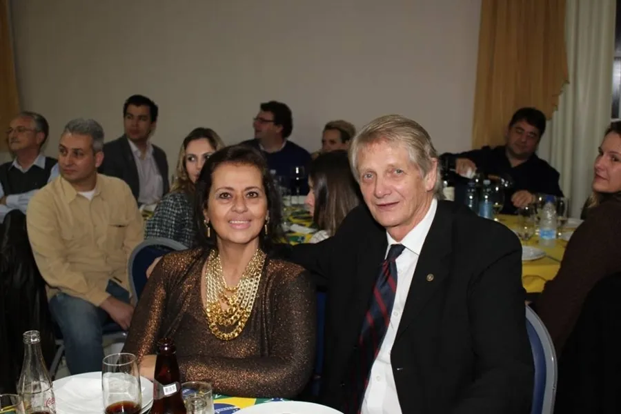 NOVO CICLO - A empresária Maria Cristina Horodisky comemorou na intimidade familiar recentemente, a passagem de seu aniversário. Vale registrar que Cristina ao lado de seu marido Konstanty responde pela Obra Primma Molduraria, a mais conceituada e tradicional casa de molduras dos Campos Gerais. Da coluna RC os votos de saúde e alegrias.