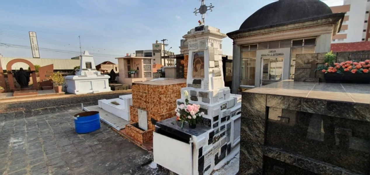 Hoje, o túmulo de Corina é o mais visitado no Cemitério São José, e ela é considerada a santa popular dos Campos Gerais.