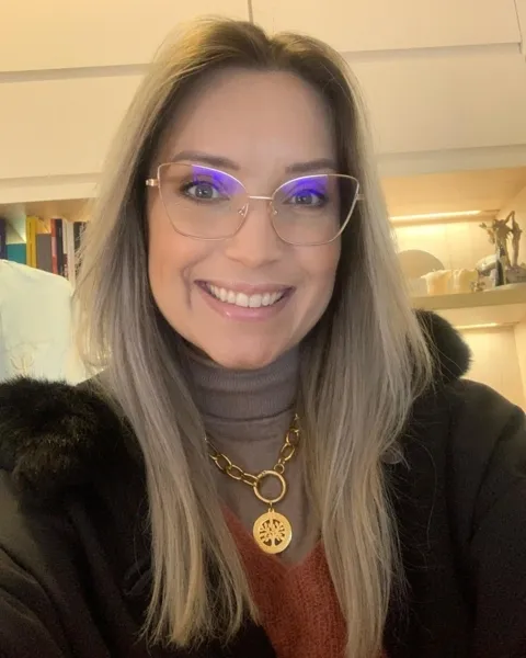 NIVER - A empresária Helen Machado Hampf recebeu as felicitações pela troca de idade na última semana. Da coluna RC os votos de felicidades e prosperidade.