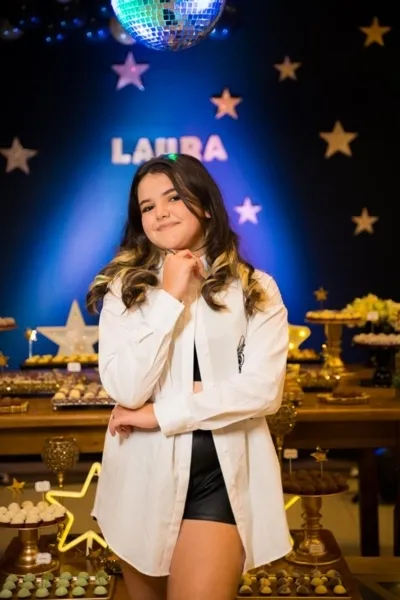 FELICITAÇÕES – Laura Maria Marchiori receberá as felicitações pela passagem de seu aniversário nesta sexta-feira (23). Laura encanta a todos por onde passa por sua educação e simpatia. Da coluna RC os votos de alegrias e realizações.