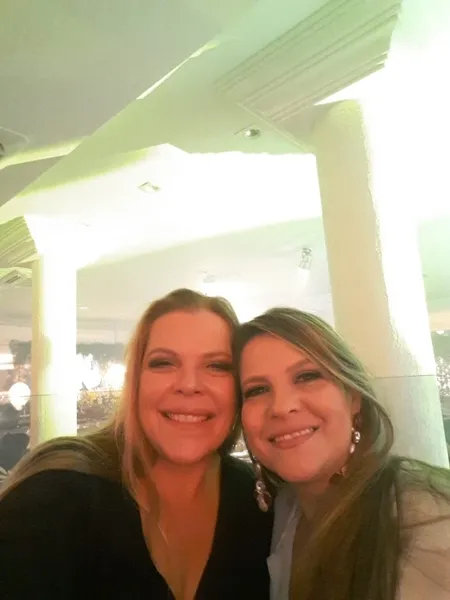 BDAY - Patricia Uliana será muito cumprimentada pela passagem de seu aniversário no próximo domingo (4). No registro Patricia, com sua irmã Joselaine Uliana, que respondem pela confeitaria Doce Afeto, referências em doces finos na região dos Campos Gerais. Da coluna RC os votos de alegrias e realizações.