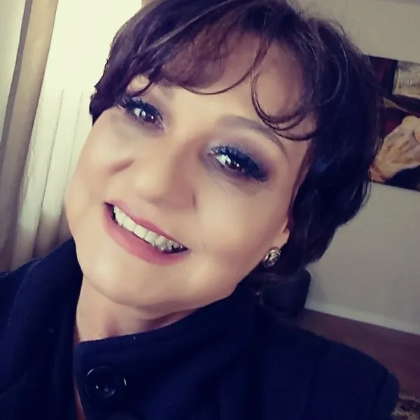 BDAY - A artista plástica Solange Leminski recebeu os cumprimentados na última semana pela passagem de seu aniversário. Da coluna RC os votos de realizações e alegrias.