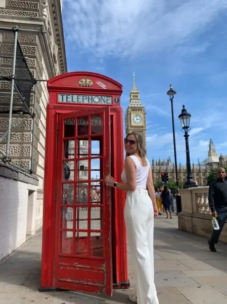 REGISTRO – No registro, Thalita Thiesen Farias em Londres que recentemente curtiu temporada de lazer e descanso em uma viagem especial.