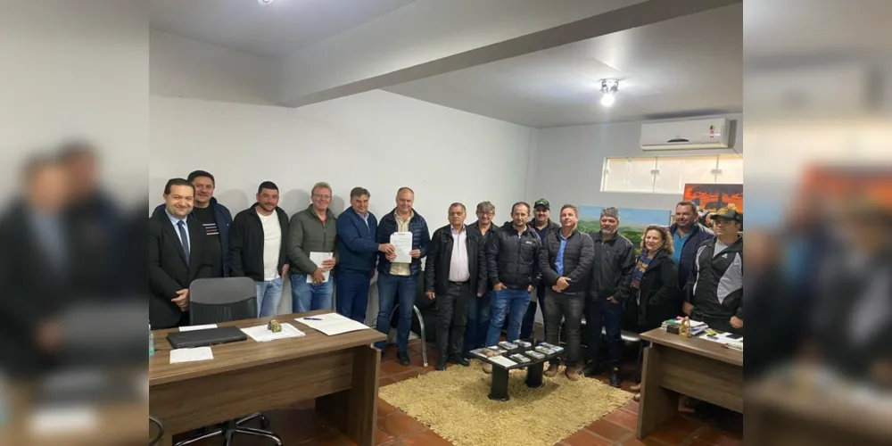 Em ato simbólico, Stadler e o vice-prefeito, Evaldo Hofmann (PSDB), estiveram reunidos com os vereadores