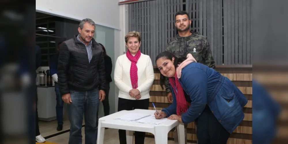 Presidente da antiga Prolar, prefeita de Ponta Grossa e munícipes beneficiados