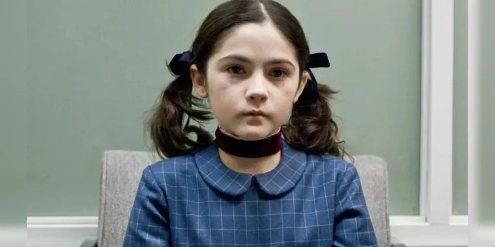 Entre perspectivas forçadas, dublês, maquiagem e interpretação, 'Orfã 2' é perfeitamente convincente. O longa é esperto e tira proveito de sua existência, sem cair nas armadilhas de prequels que desperdiçam a chance de desenvolver seu protagonista de verdade.