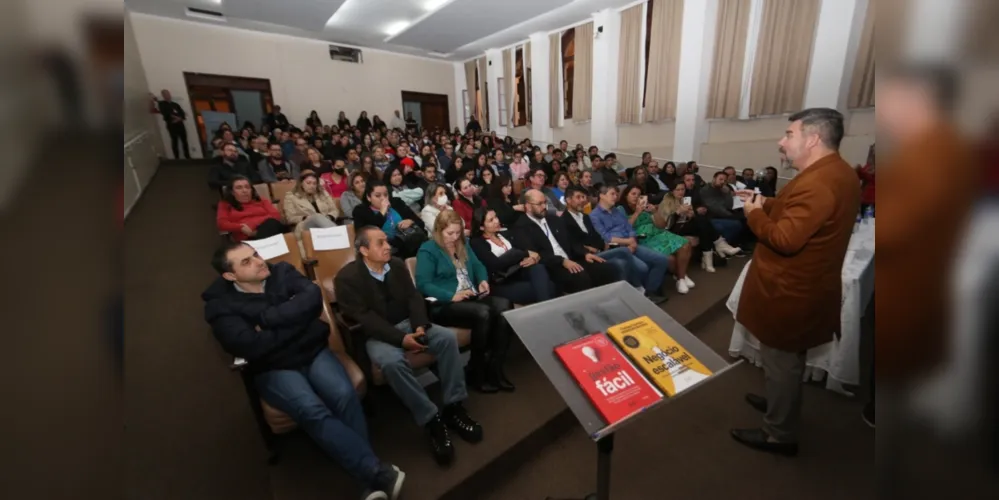 Evento contou com palestra do empresário e escritor Oséias Gomes