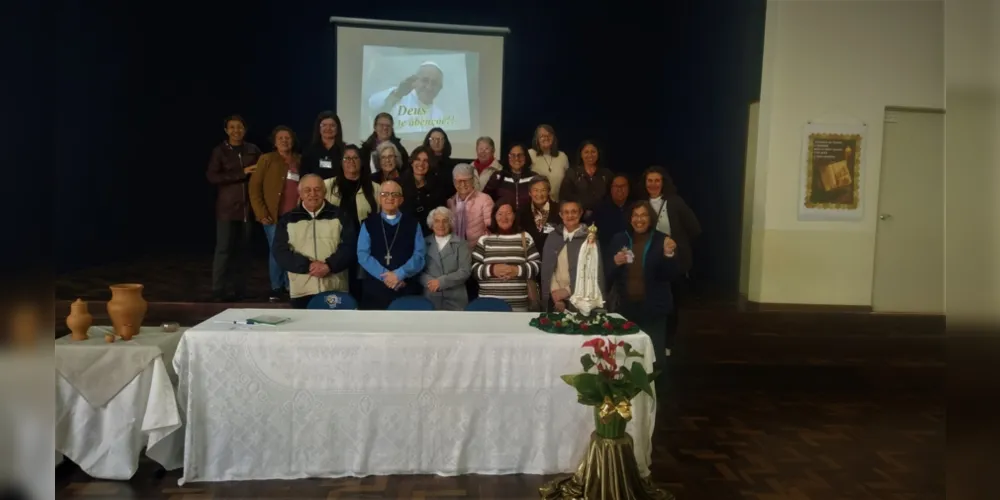 As consagradas ao lado de Monsenhor Carlino e Dom Sergio