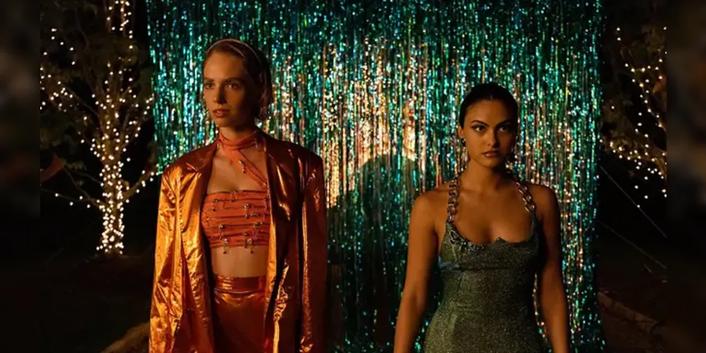 Em muitos sentidos, Justiceiras é uma espécie de sucessor espiritual de 'Meninas Malvadas'. As duas comédias compartilham um senso de humor ácido e um olhar quase paródico para situações cotidianas das produções teens