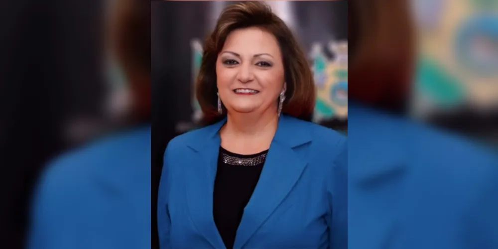 Simone Pereira Neves, Secretária de Educação.