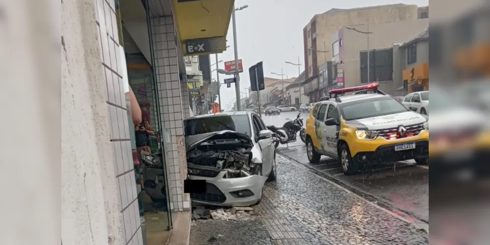 Conforme relato de testemunhas, o motorista sofreu um mal súbito