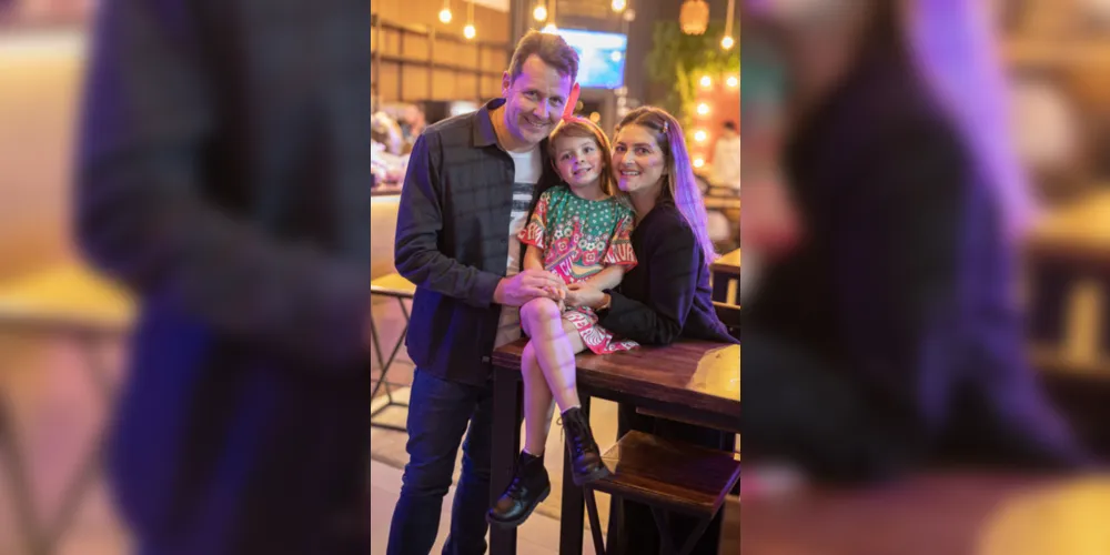 A doce Maitê Jaronski filha do querido casal Priscilla e Juliano Jaronski recebeu os cumprimentos pela chegada de seu sétimo aniversário na última quarta-feira (25). A data será comemorada ao lado de familiares e amigos em uma festa neon no próximo sábado. Da coluna RC os votos de alegrias e realizações.