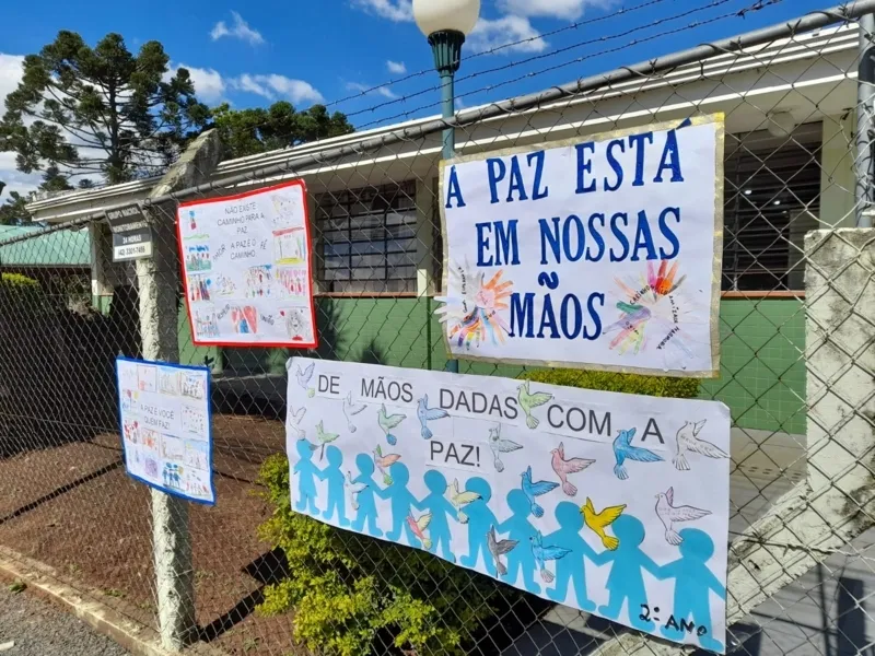 As atividades ocorrem na escola e também em casa, com a participação dos pais