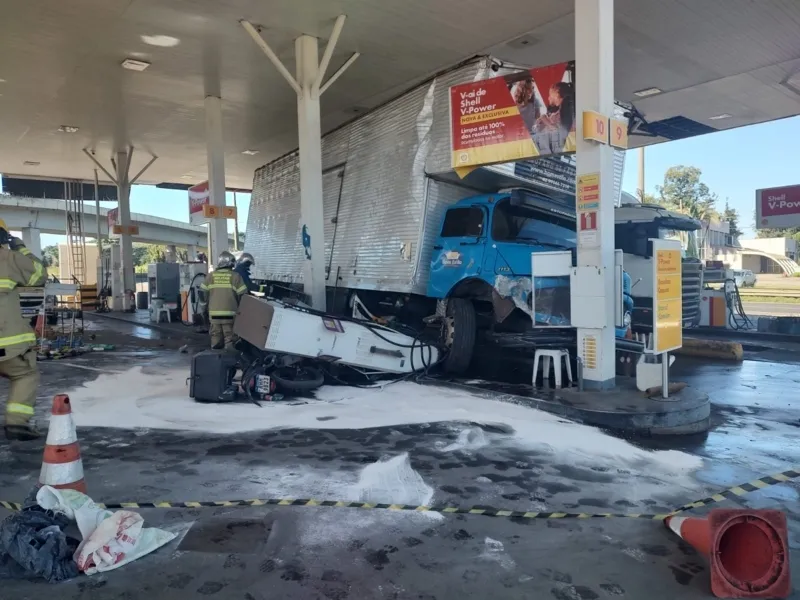 Caminhão só parou após bater em uma pilastra do posto