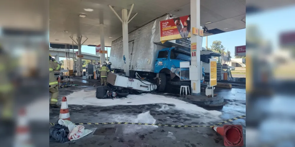Caminhão só parou após bater em uma pilastra do posto