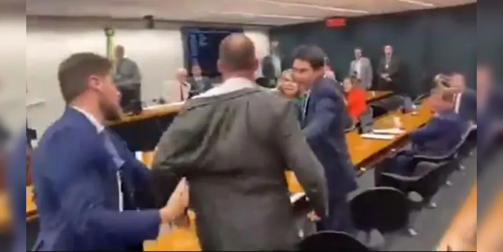 Segundo Eduardo, o deputado Macron disse que a facada que seu pai levou na campanha de 2018 foi 'fake'