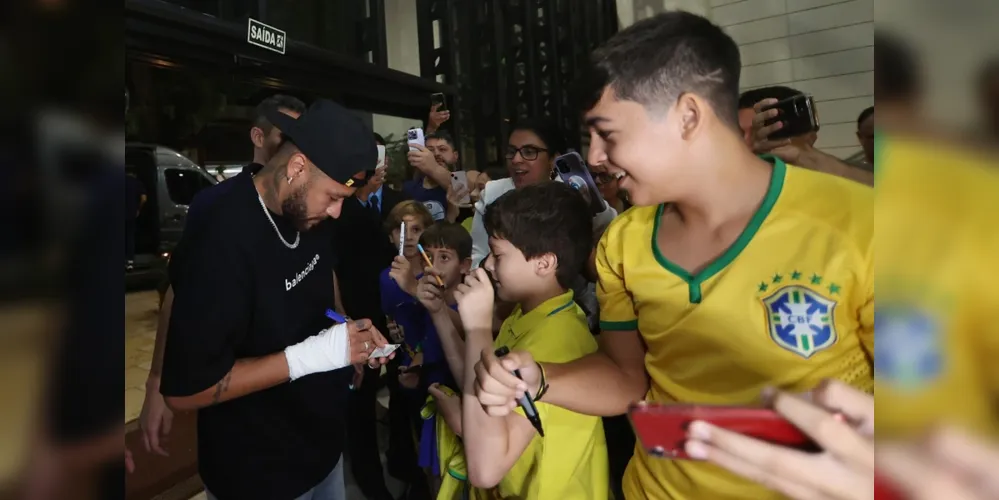 Uma multidão se aglomerou em frente ao hotel que a Seleção está concentrada na capital paraense