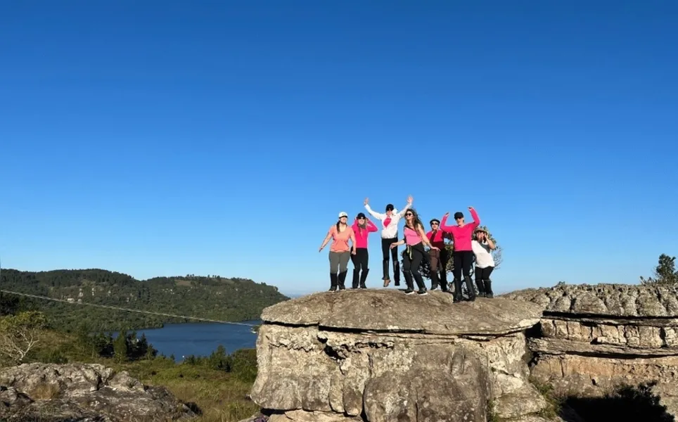 O roteiro das atividades se concentra nas belezas naturais da Escarpa Devoniana, que abrange a região leste do Estado, incluindo Castro e Ponta Grossa.