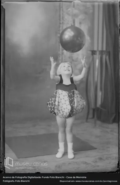 O Fundo Foto Bianchi, sob responsabilidade da Casa da Memória Paraná, possui uma parte do seu rico acervo disponível para consulta de forma digital.