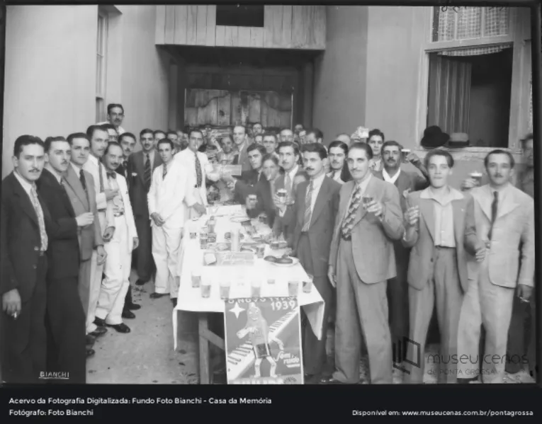 O Fundo Foto Bianchi, sob responsabilidade da Casa da Memória Paraná, possui uma parte do seu rico acervo disponível para consulta de forma digital.