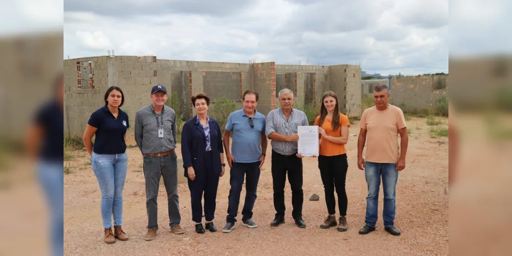 A ordem de serviço para retomada das obras do Condomínio do Idoso foi assinada pelo prefeito de Irati