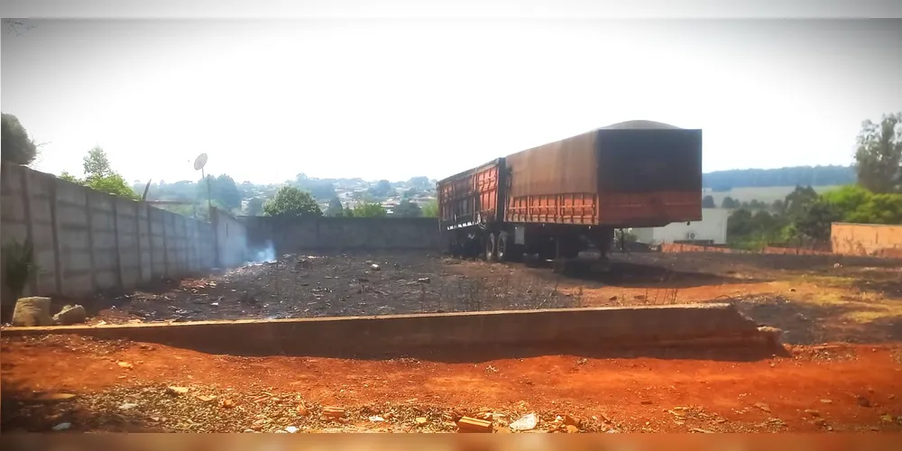Carreta estava estacionada e foi atingida pelas chamas do incêndio