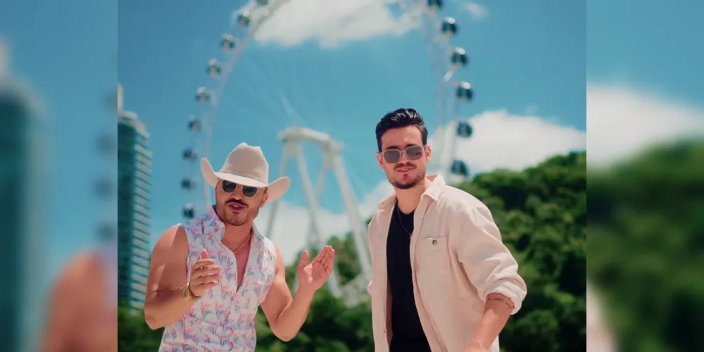 Dupla sertaneja se apresenta na Praça Central da cidade.