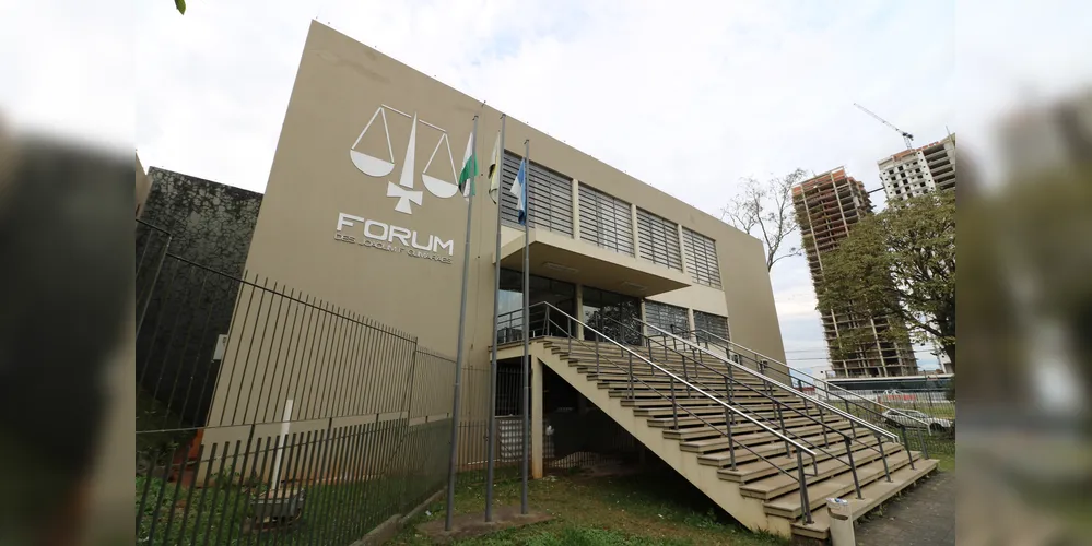 O acusado foi pronunciado para ser julgado pelo Tribunal do Júri por homicídio triplamente qualificado