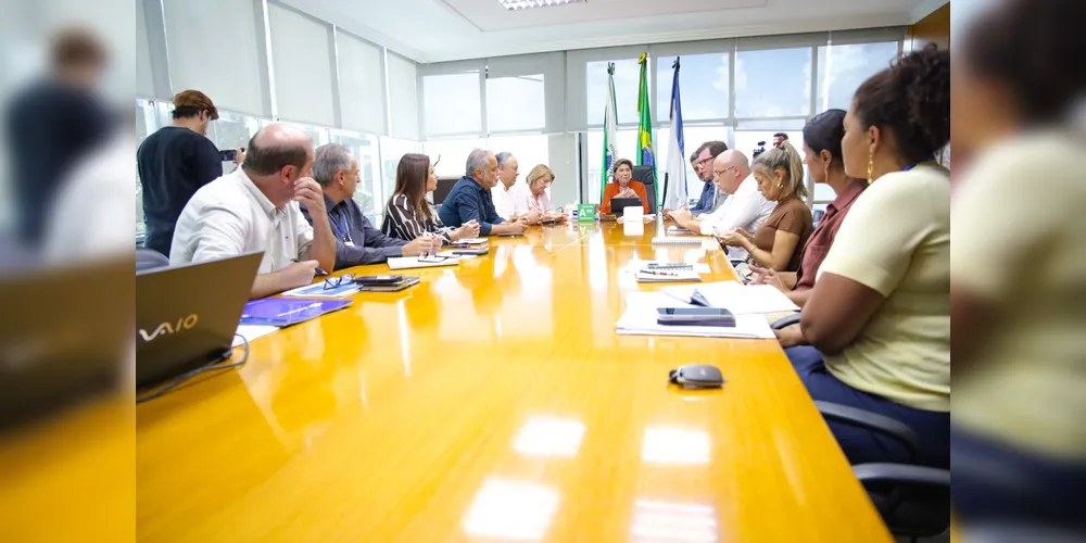 Prefeita Elizabeth Schmidt e membros do Governo Municipal ouviram as explicações da Sanepar sobre problema da falta d'água em Ponta Grossa